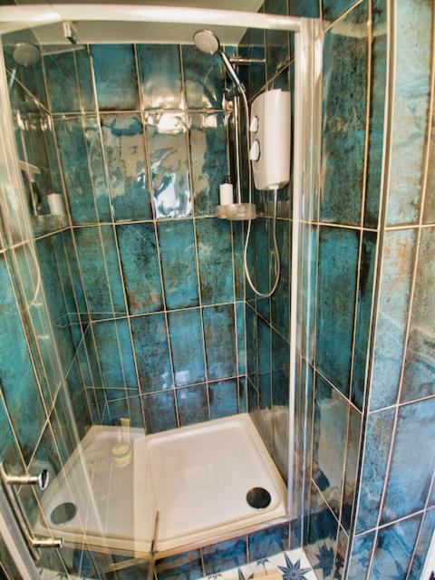 Knocker Cottage Is A 3 Bedroom Made Up Of 1 Double Bedroom And 2 Small Double Bedrooms In Small Village 10 Min To Beaches كامبورن المظهر الخارجي الصورة