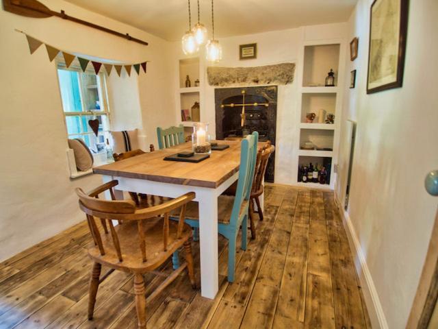 Knocker Cottage Is A 3 Bedroom Made Up Of 1 Double Bedroom And 2 Small Double Bedrooms In Small Village 10 Min To Beaches كامبورن المظهر الخارجي الصورة