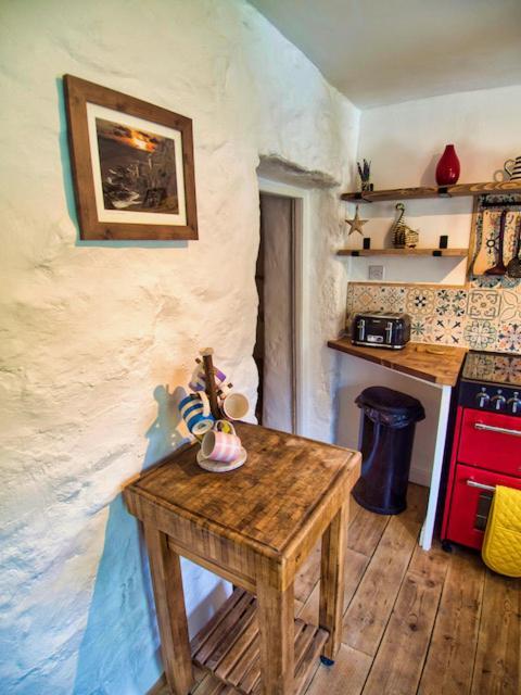 Knocker Cottage Is A 3 Bedroom Made Up Of 1 Double Bedroom And 2 Small Double Bedrooms In Small Village 10 Min To Beaches كامبورن المظهر الخارجي الصورة
