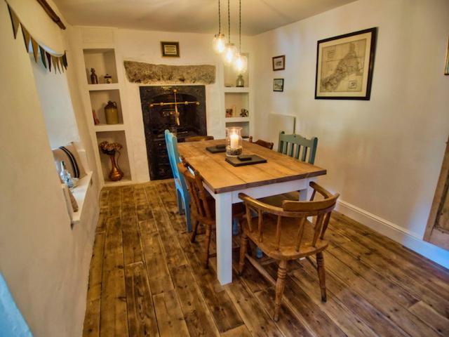 Knocker Cottage Is A 3 Bedroom Made Up Of 1 Double Bedroom And 2 Small Double Bedrooms In Small Village 10 Min To Beaches كامبورن المظهر الخارجي الصورة