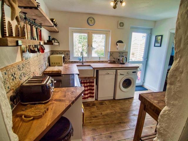 Knocker Cottage Is A 3 Bedroom Made Up Of 1 Double Bedroom And 2 Small Double Bedrooms In Small Village 10 Min To Beaches كامبورن المظهر الخارجي الصورة